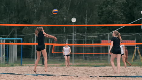 Sommerferien-Sport--Und-People-Konzept---Junge-Frau-Mit-Ball-Spielt-Volleyball-Am-Strand